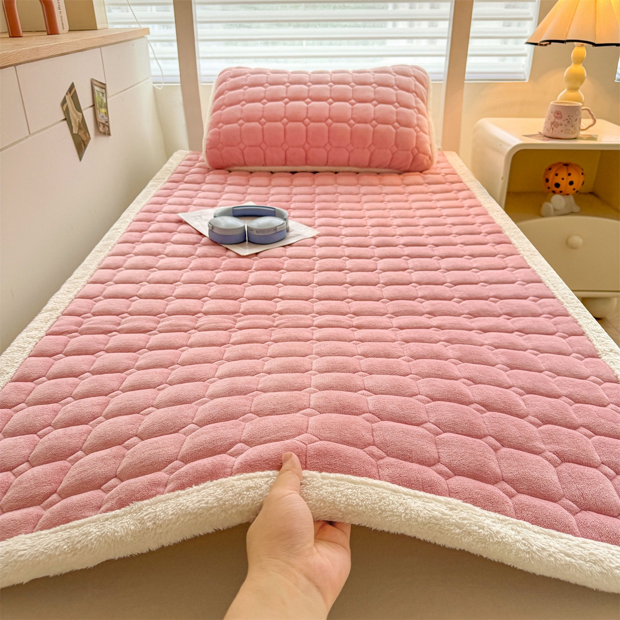 91家纺网 家纺一手货源 找家纺 雯豆家纺 雯豆2025冬季新品牛奶绒床垫床护垫学生上下铺床褥子纯色绒垫子牛奶绒床褥-格调粉