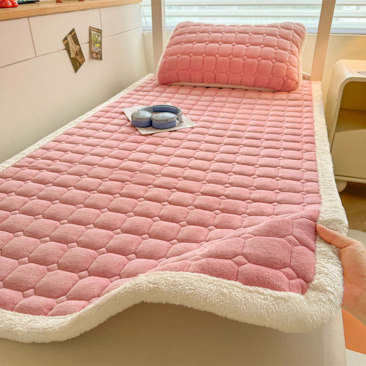 91家纺网 家纺一手货源 找家纺 雯豆家纺 雯豆2025冬季新品牛奶绒床垫床护垫学生上下铺床褥子纯色绒垫子牛奶绒床褥-格调粉