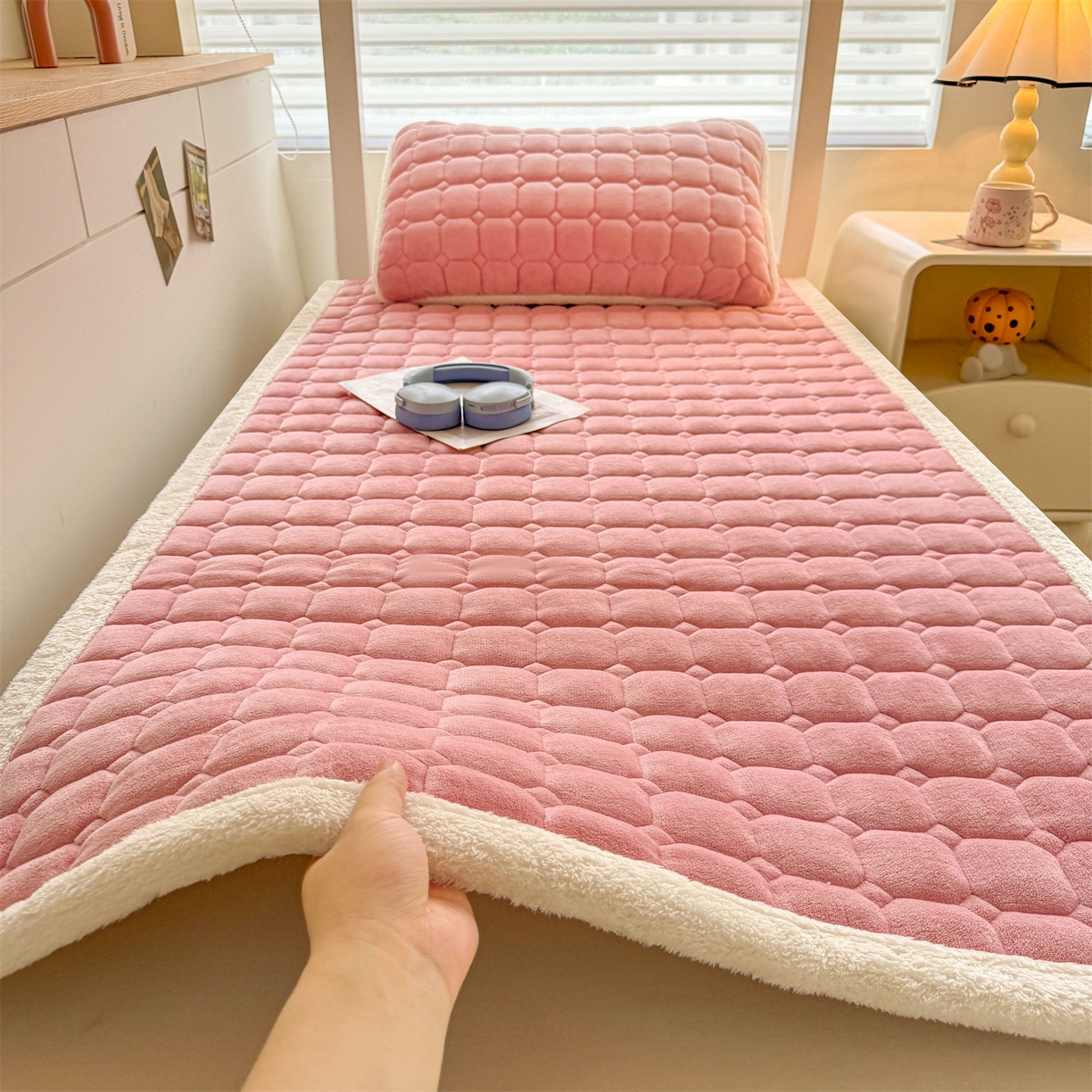 91家纺网 家纺一手货源 找家纺 雯豆家纺 雯豆2025冬季新品牛奶绒床垫床护垫学生上下铺床褥子纯色绒垫子牛奶绒床褥-格调粉