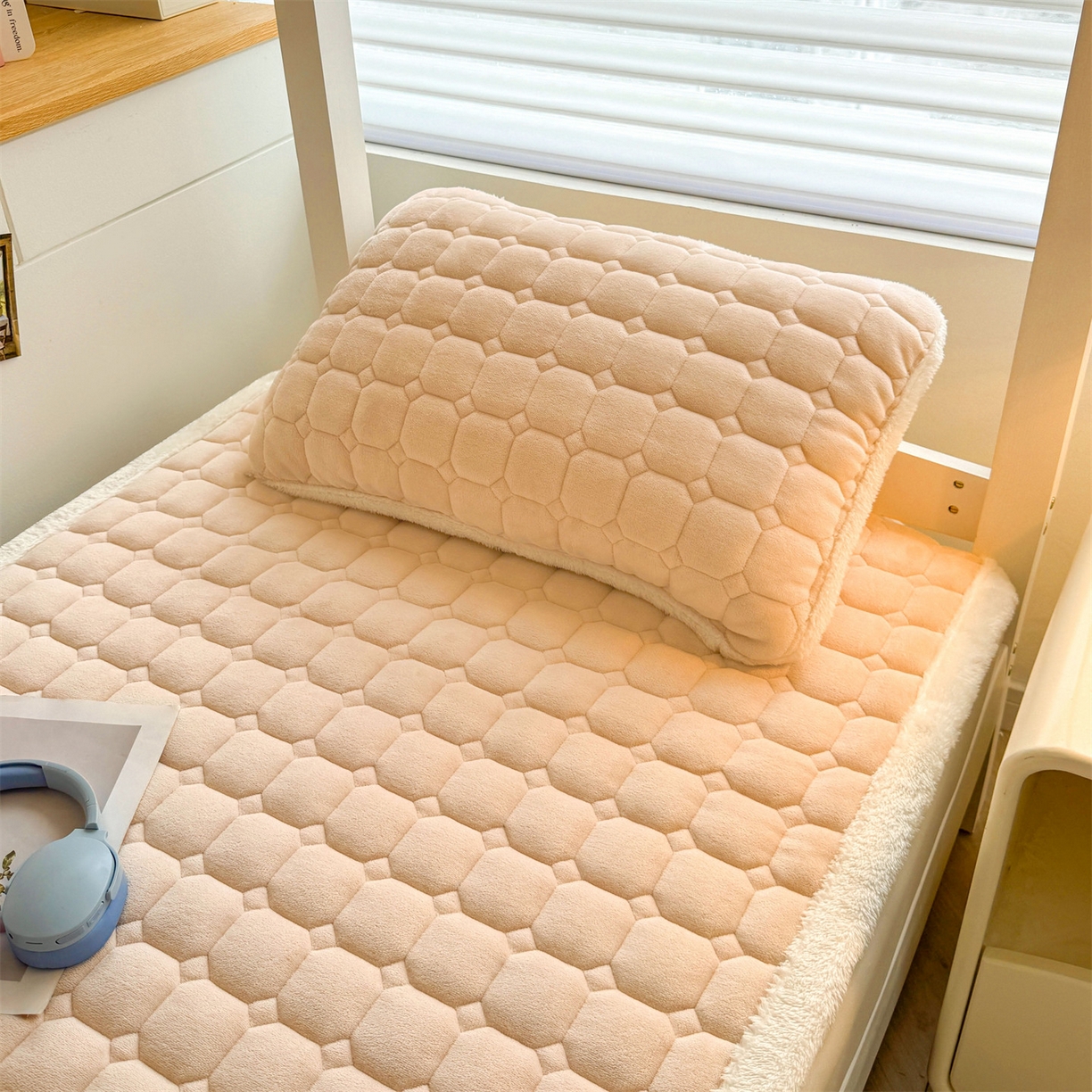 91家纺网 家纺一手货源 找家纺 雯豆家纺 雯豆2025冬季新品牛奶绒床垫床护垫学生上下铺床褥子纯色绒垫子牛奶绒床褥-山茶杏