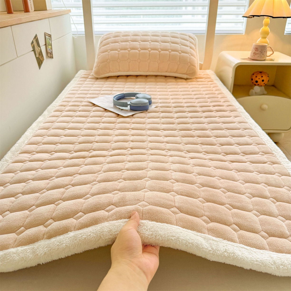 91家纺网 家纺一手货源 找家纺 雯豆家纺 雯豆2025冬季新品牛奶绒床垫床护垫学生上下铺床褥子纯色绒垫子牛奶绒床褥-山茶杏