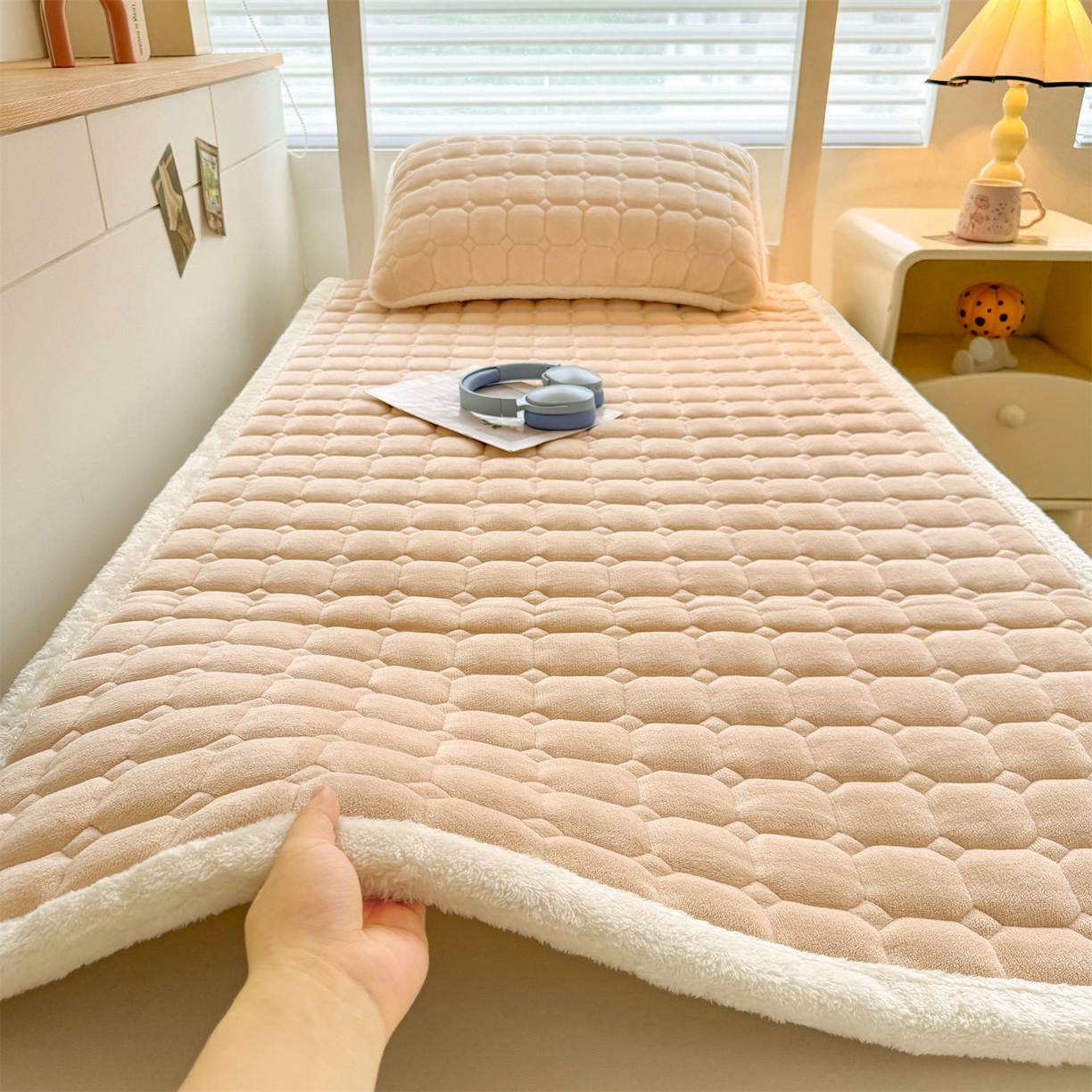 91家纺网 家纺一手货源 找家纺 雯豆家纺 雯豆2025冬季新品牛奶绒床垫床护垫学生上下铺床褥子纯色绒垫子牛奶绒床褥-山茶杏