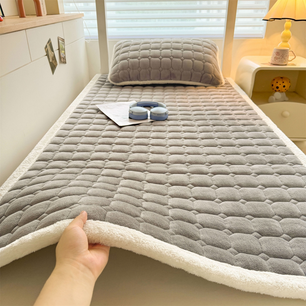 91家纺网 家纺一手货源 找家纺 雯豆家纺 雯豆2025冬季新品牛奶绒床垫床护垫学生上下铺床褥子纯色绒垫子牛奶绒床褥-深空灰