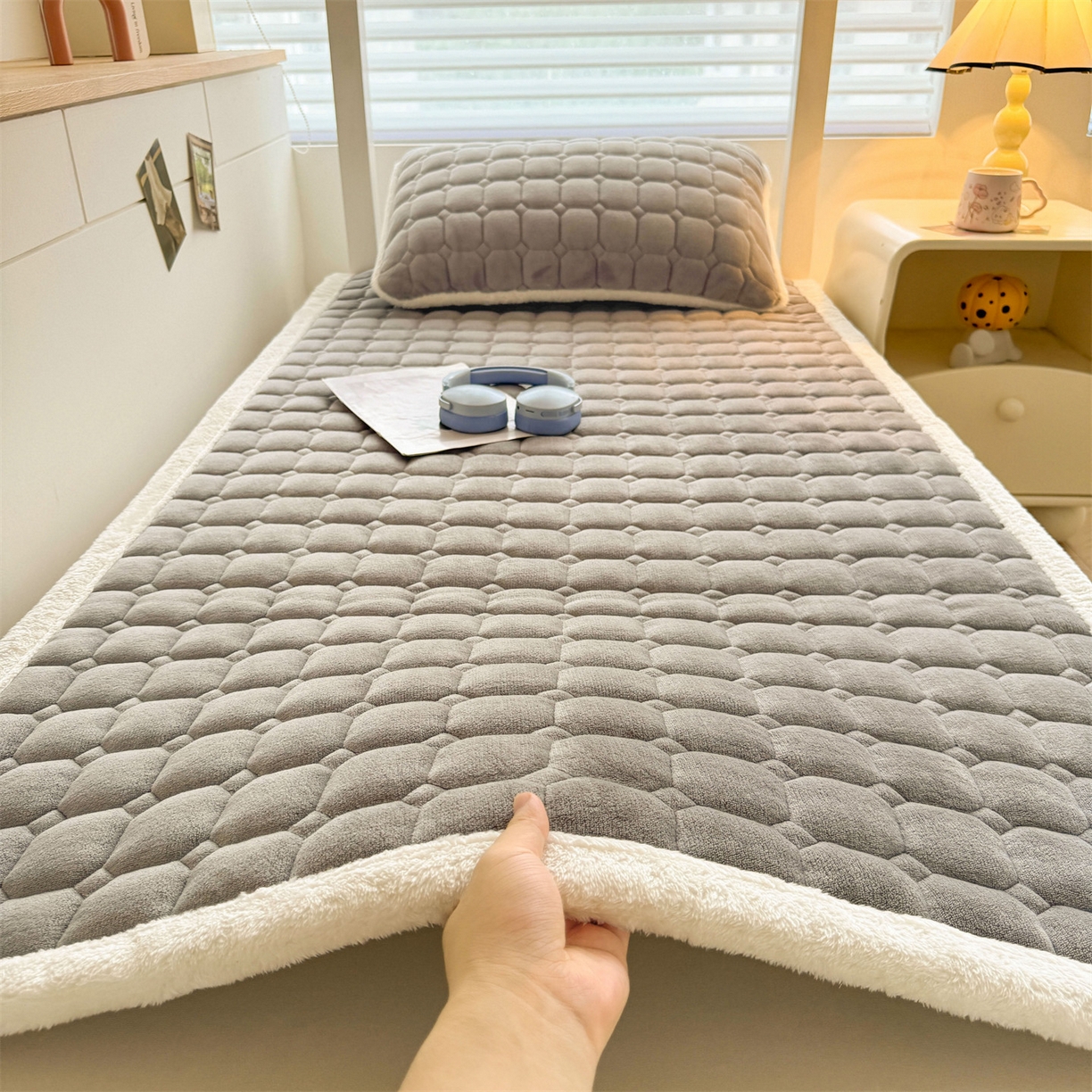 91家纺网 家纺一手货源 找家纺 雯豆家纺 雯豆2025冬季新品牛奶绒床垫床护垫学生上下铺床褥子纯色绒垫子牛奶绒床褥-深空灰