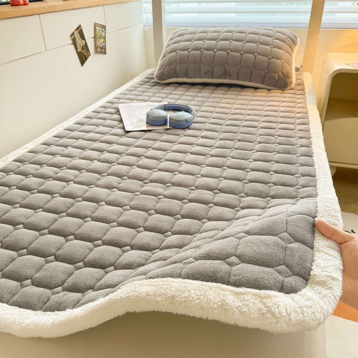 91家纺网 家纺一手货源 找家纺 雯豆家纺 雯豆2025冬季新品牛奶绒床垫床护垫学生上下铺床褥子纯色绒垫子牛奶绒床褥-深空灰