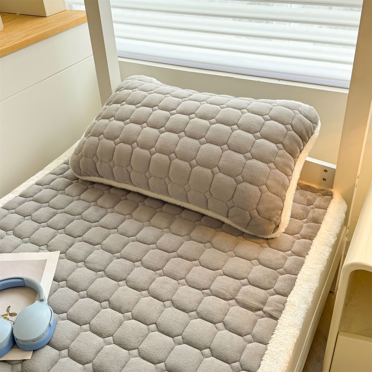 91家纺网 家纺一手货源 找家纺 雯豆家纺 雯豆2025冬季新品牛奶绒床垫床护垫学生上下铺床褥子纯色绒垫子牛奶绒床褥-深空灰