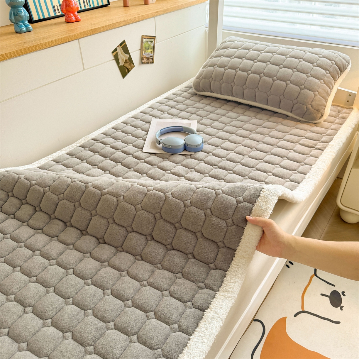 91家纺网 家纺一手货源 找家纺 雯豆家纺 雯豆2025冬季新品牛奶绒床垫床护垫学生上下铺床褥子纯色绒垫子牛奶绒床褥-深空灰