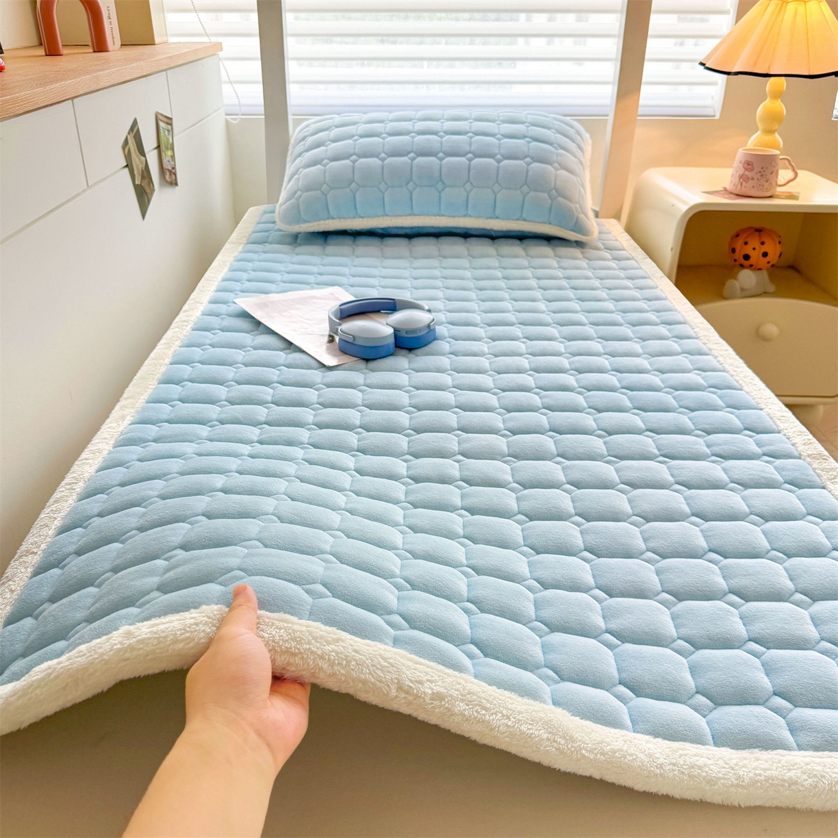 91家纺网 家纺一手货源 找家纺 雯豆家纺 雯豆2025冬季新品牛奶绒床垫床护垫学生上下铺床褥子纯色绒垫子牛奶绒床褥-天蓝