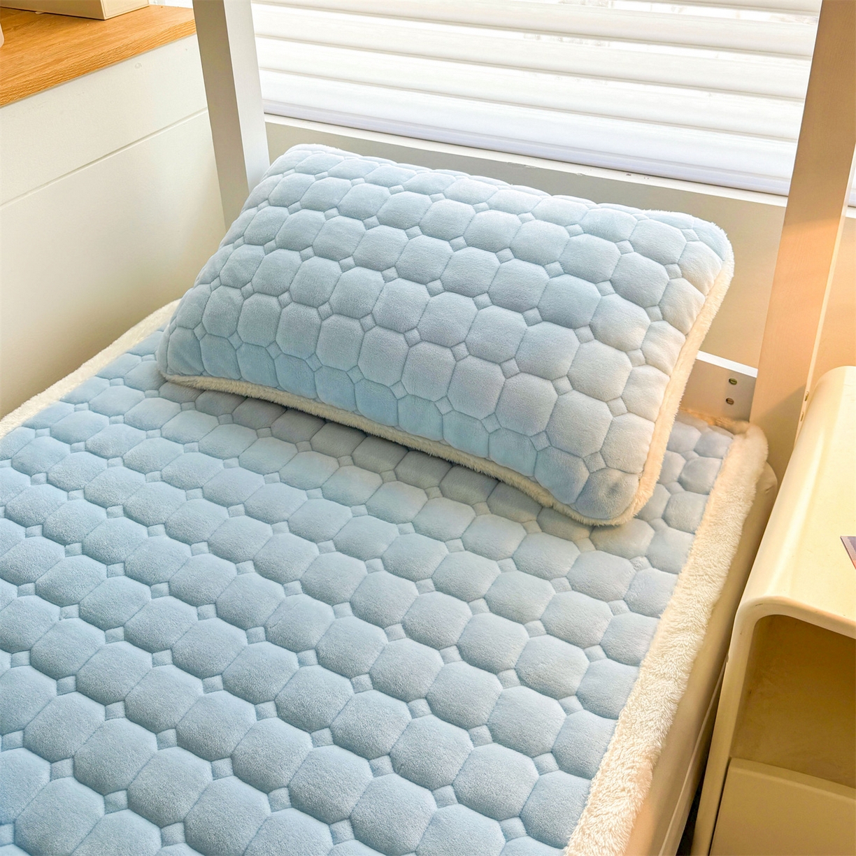 91家纺网 家纺一手货源 找家纺 雯豆家纺 雯豆2025冬季新品牛奶绒床垫床护垫学生上下铺床褥子纯色绒垫子牛奶绒床褥-天蓝