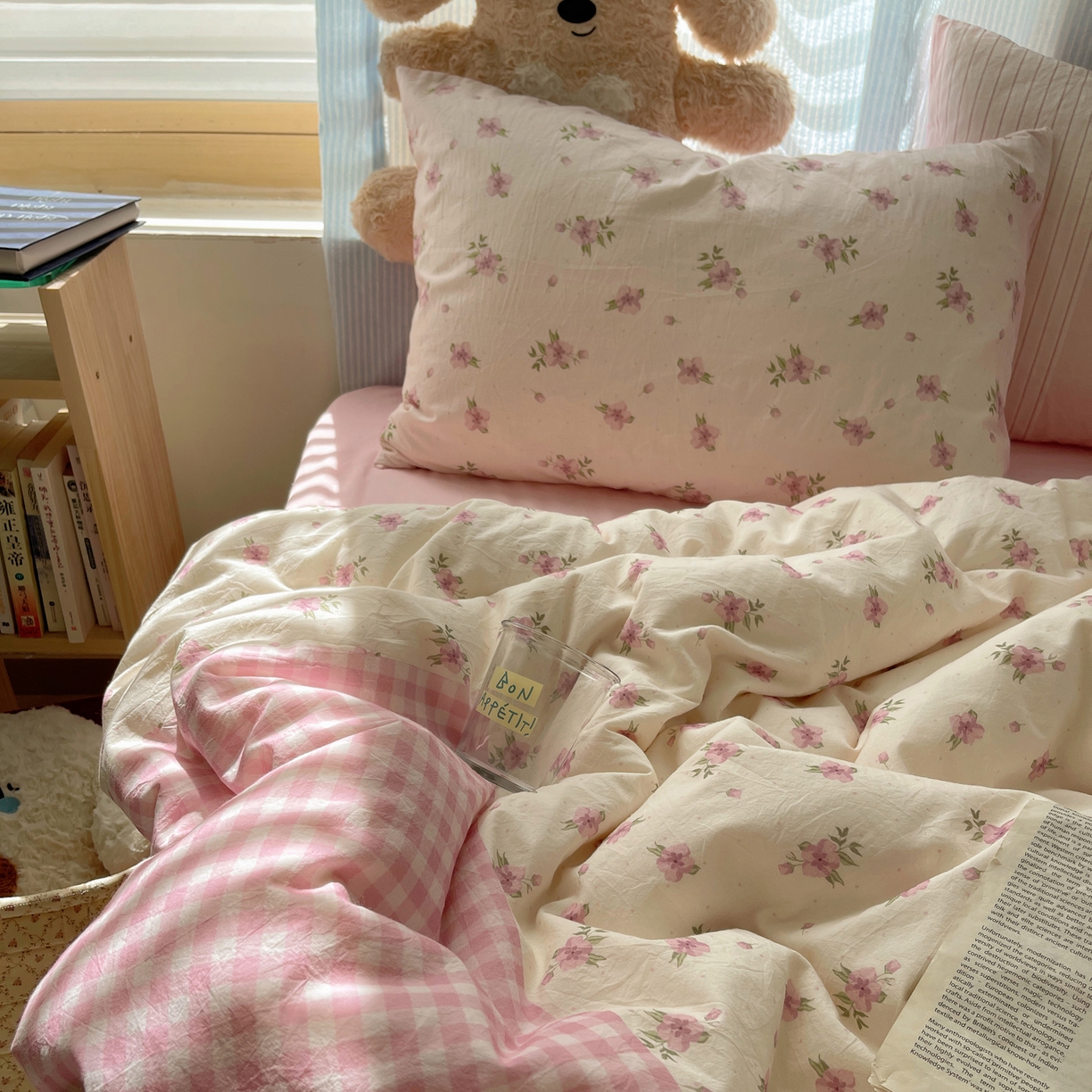 91家纺网 家纺一手货源 找家纺 轻奢坊 2025新款原创少女心拼布风数码印花水洗棉四件套 粉桃夭夭