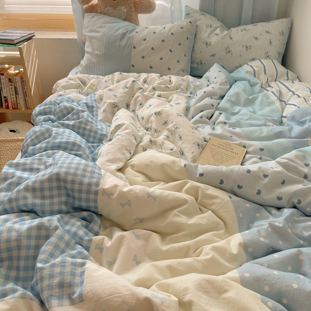 91家纺网 家纺一手货源 找家纺 轻奢坊 2025新款原创少女心拼布风数码印花水洗棉四件套 蓝色童画