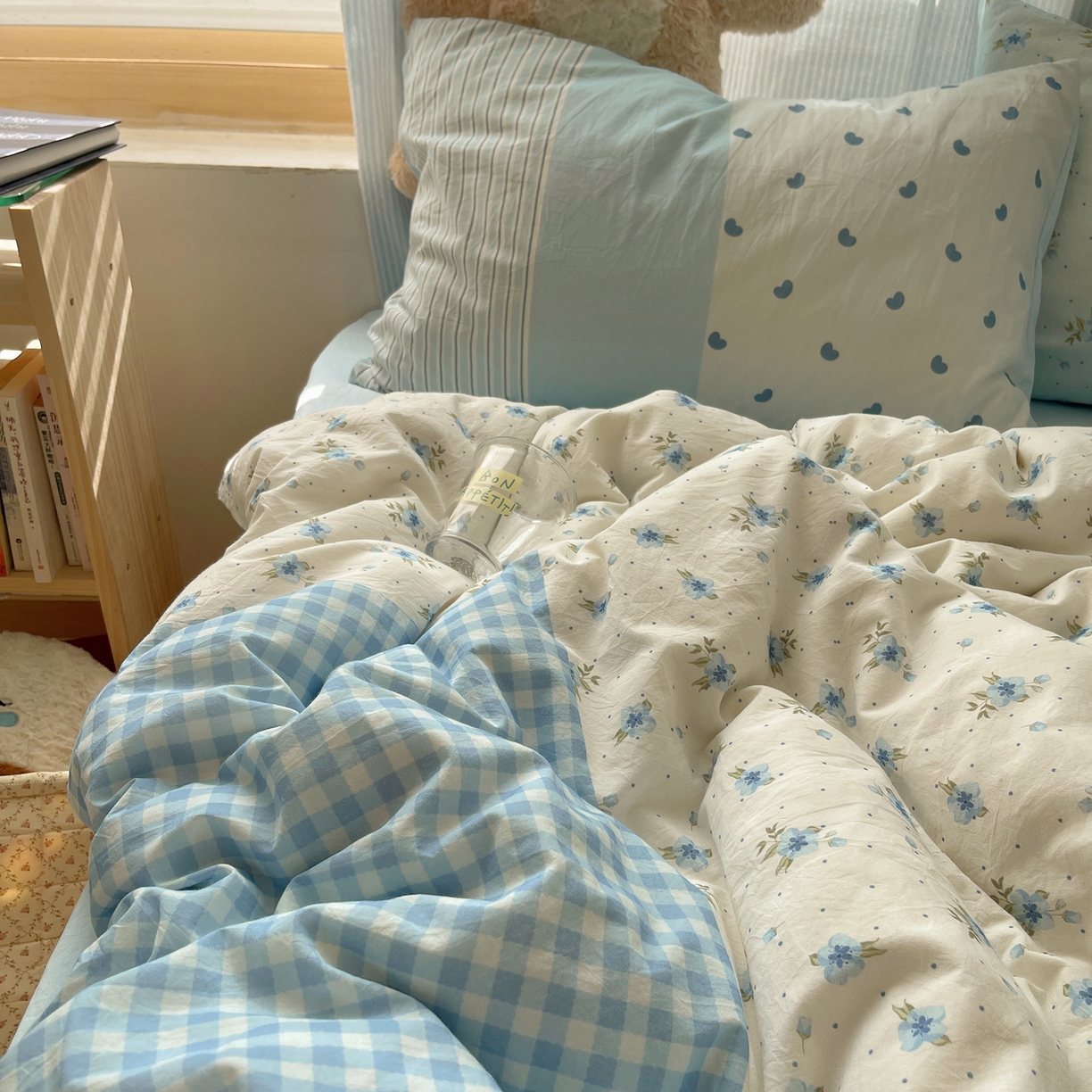 91家纺网 家纺一手货源 找家纺 轻奢坊 2025新款原创少女心拼布风数码印花水洗棉四件套 蓝色童画