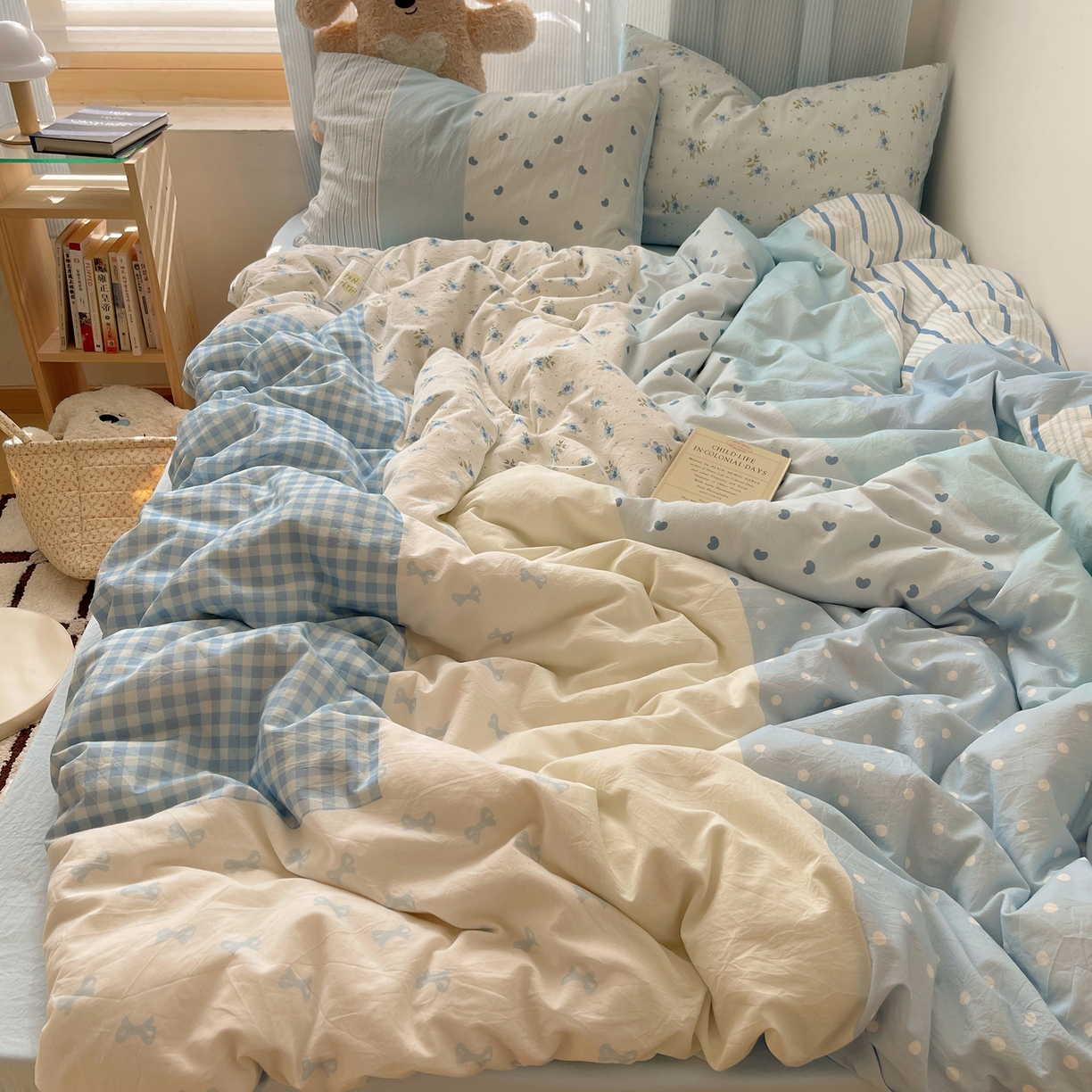 91家纺网 家纺一手货源 找家纺 轻奢坊 2025新款原创少女心拼布风数码印花水洗棉四件套 蓝色童画