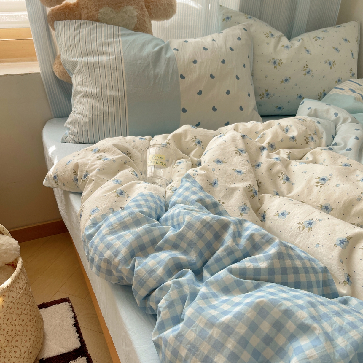 91家纺网 家纺一手货源 找家纺 轻奢坊 2025新款原创少女心拼布风数码印花水洗棉四件套 蓝色童画