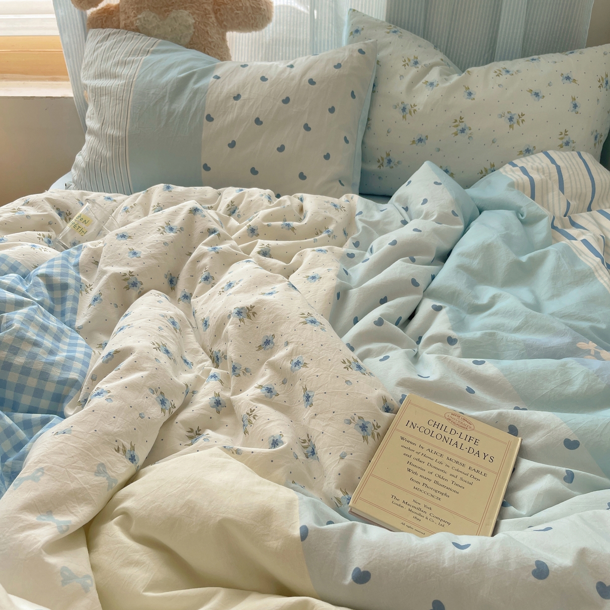 91家纺网 家纺一手货源 找家纺 轻奢坊 2025新款原创少女心拼布风数码印花水洗棉四件套 蓝色童画