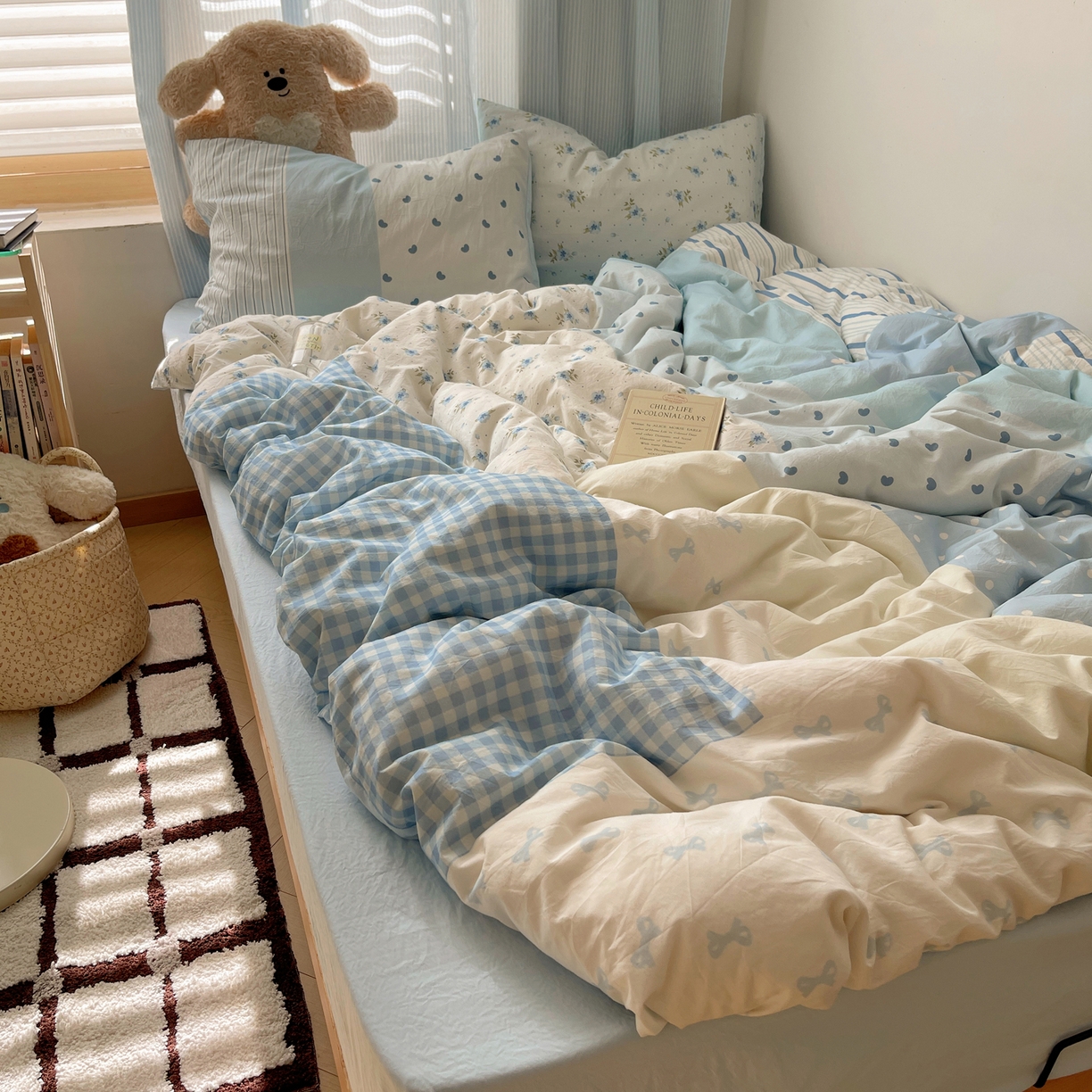 91家纺网 家纺一手货源 找家纺 轻奢坊 2025新款原创少女心拼布风数码印花水洗棉四件套 蓝色童画