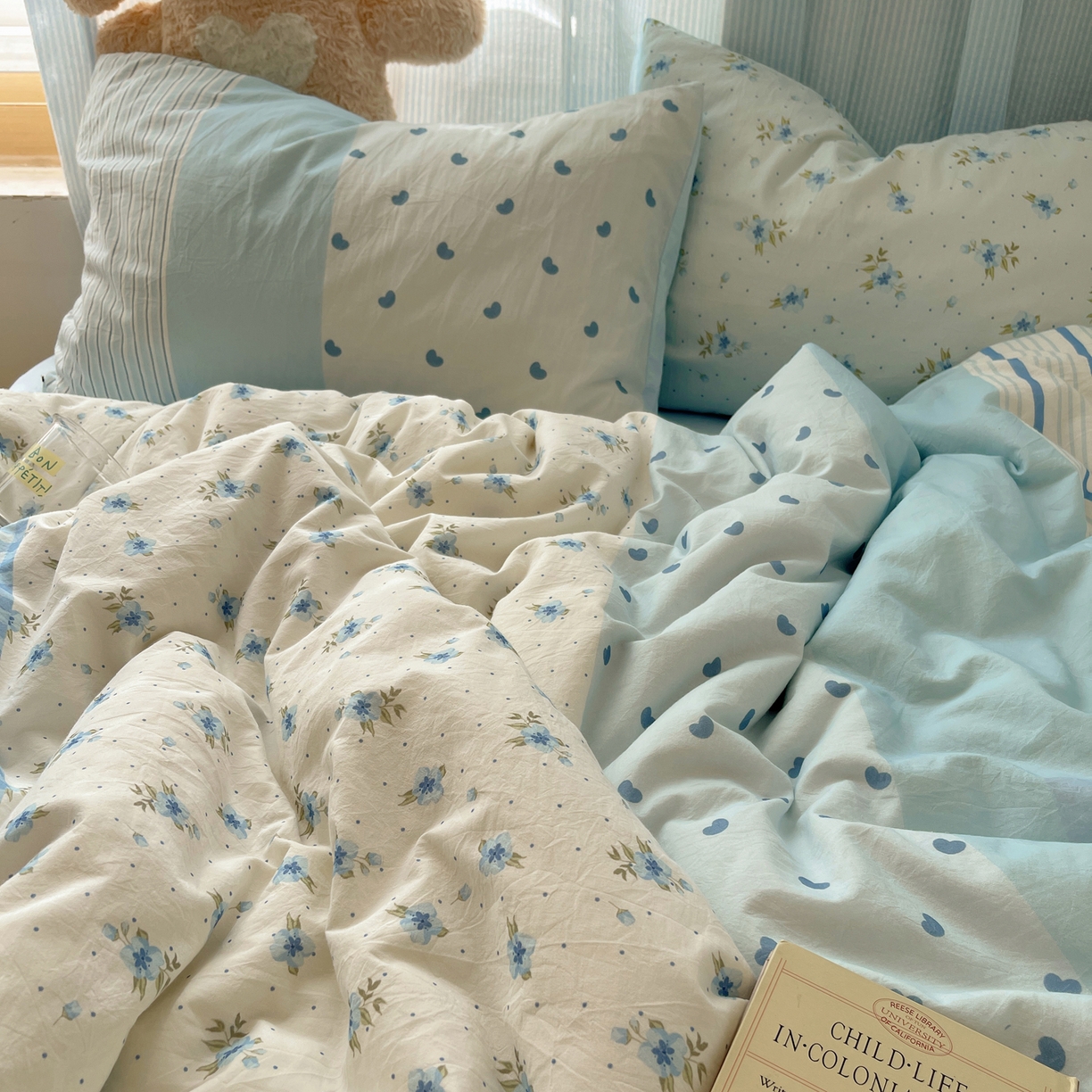 91家纺网 家纺一手货源 找家纺 轻奢坊 2025新款原创少女心拼布风数码印花水洗棉四件套 蓝色童画