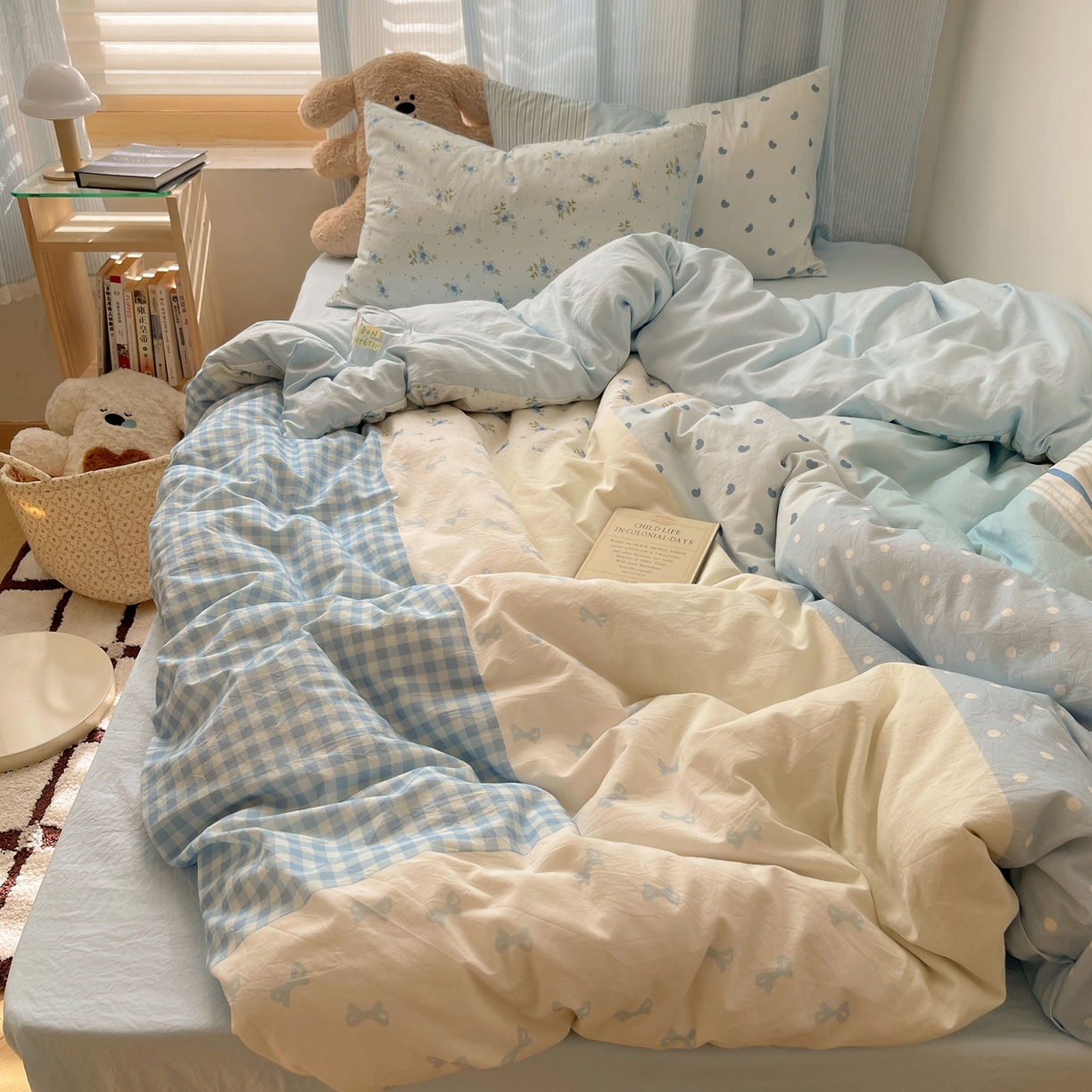 91家纺网 家纺一手货源 找家纺 轻奢坊 2025新款原创少女心拼布风数码印花水洗棉四件套 蓝色童画