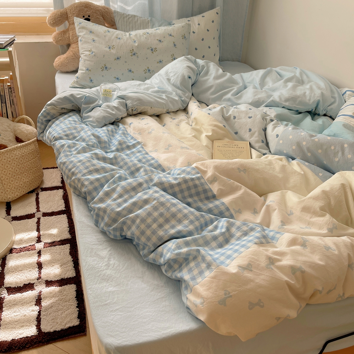 91家纺网 家纺一手货源 找家纺 轻奢坊 2025新款原创少女心拼布风数码印花水洗棉四件套 蓝色童画