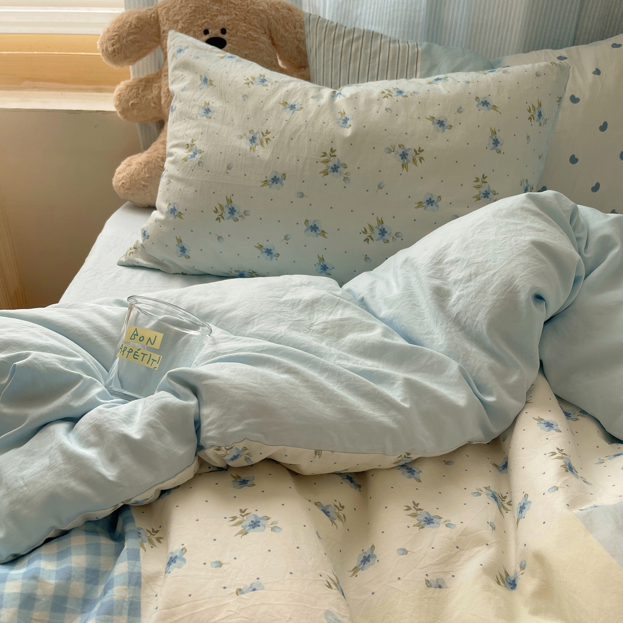 91家纺网 家纺一手货源 找家纺 轻奢坊 2025新款原创少女心拼布风数码印花水洗棉四件套 蓝色童画