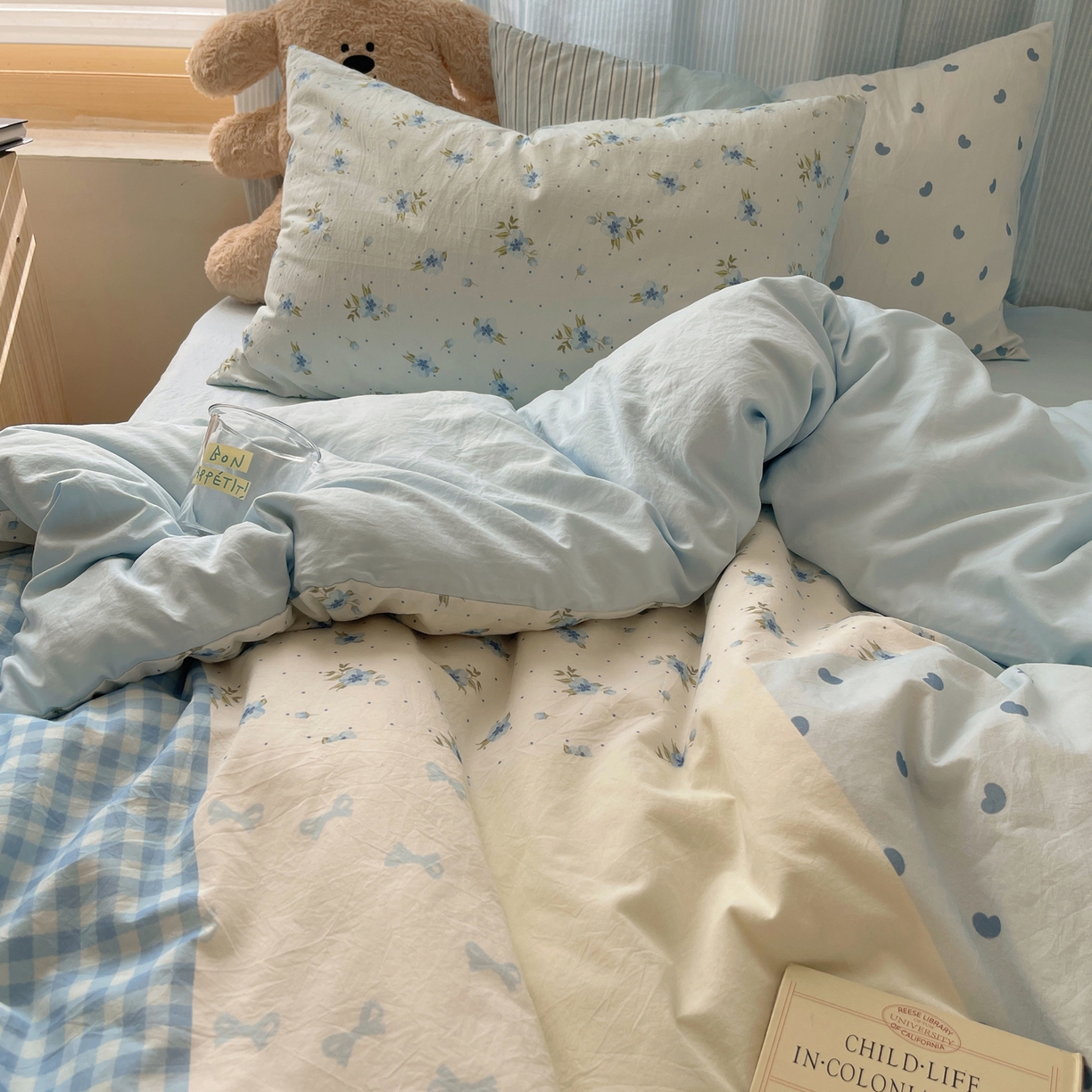 91家纺网 家纺一手货源 找家纺 轻奢坊 2025新款原创少女心拼布风数码印花水洗棉四件套 蓝色童画