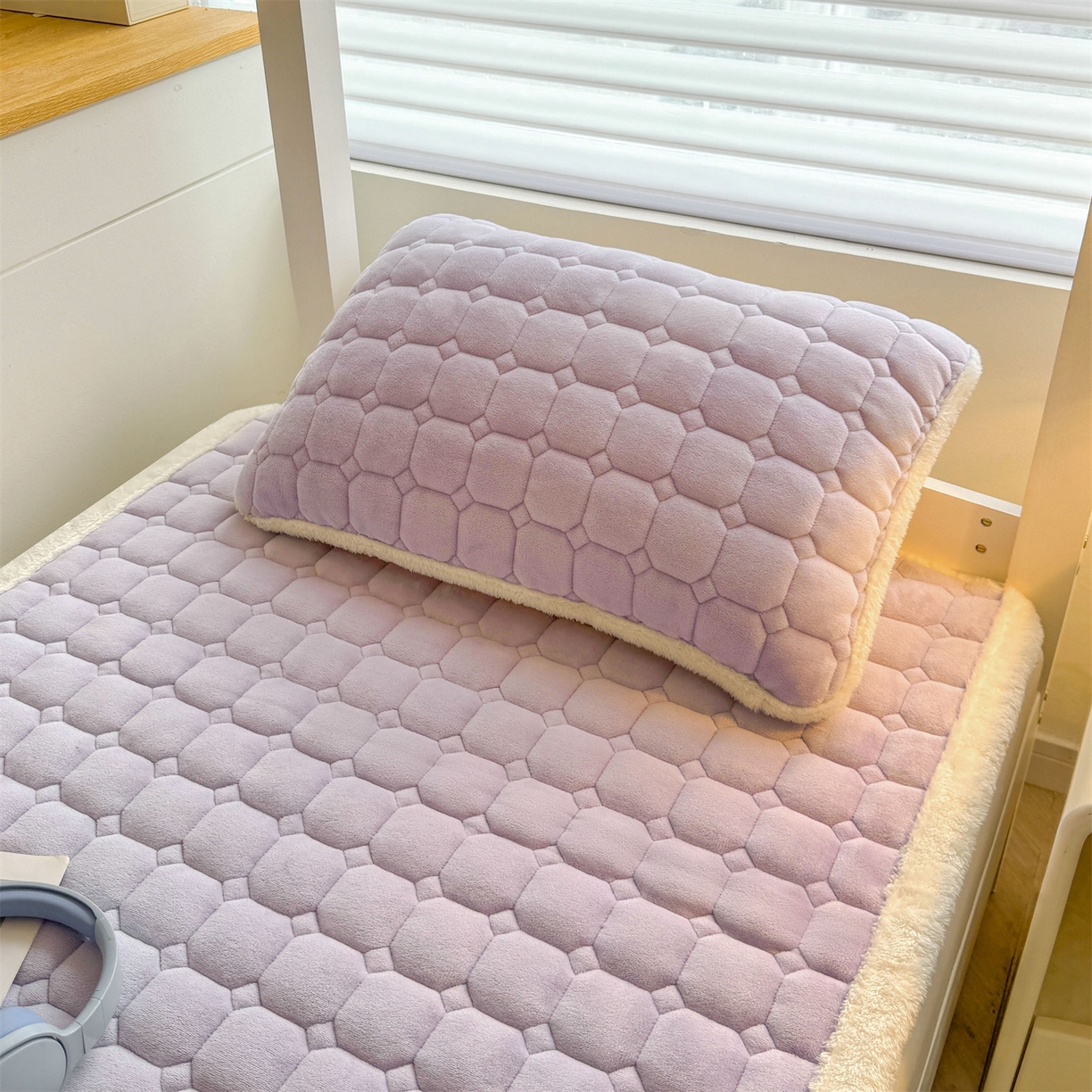 91家纺网 家纺一手货源 找家纺 雯豆家纺 雯豆2025冬季新品牛奶绒床垫床护垫学生上下铺床褥子纯色绒垫子牛奶绒床褥-雪青