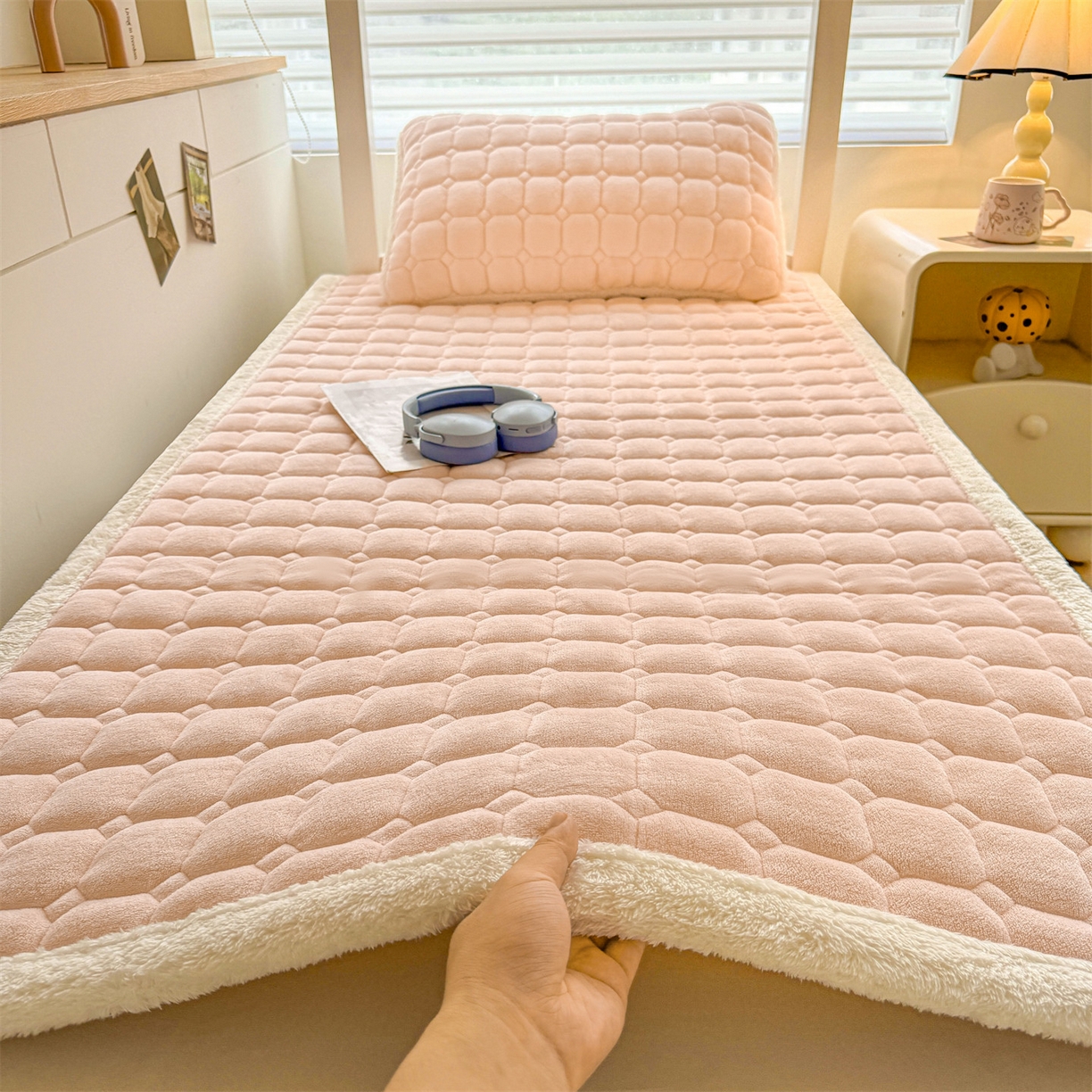 91家纺网 家纺一手货源 找家纺 雯豆家纺 雯豆2025冬季新品牛奶绒床垫床护垫学生上下铺床褥子纯色绒垫子牛奶绒床褥-玉颜粉