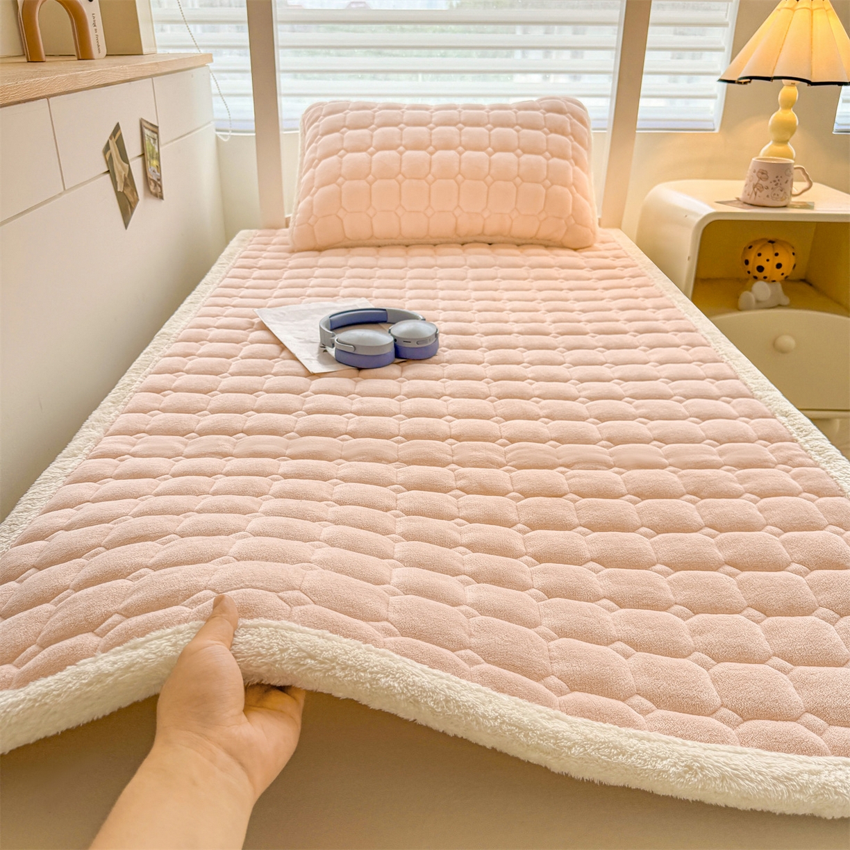 91家纺网 家纺一手货源 找家纺 雯豆家纺 雯豆2025冬季新品牛奶绒床垫床护垫学生上下铺床褥子纯色绒垫子牛奶绒床褥-玉颜粉