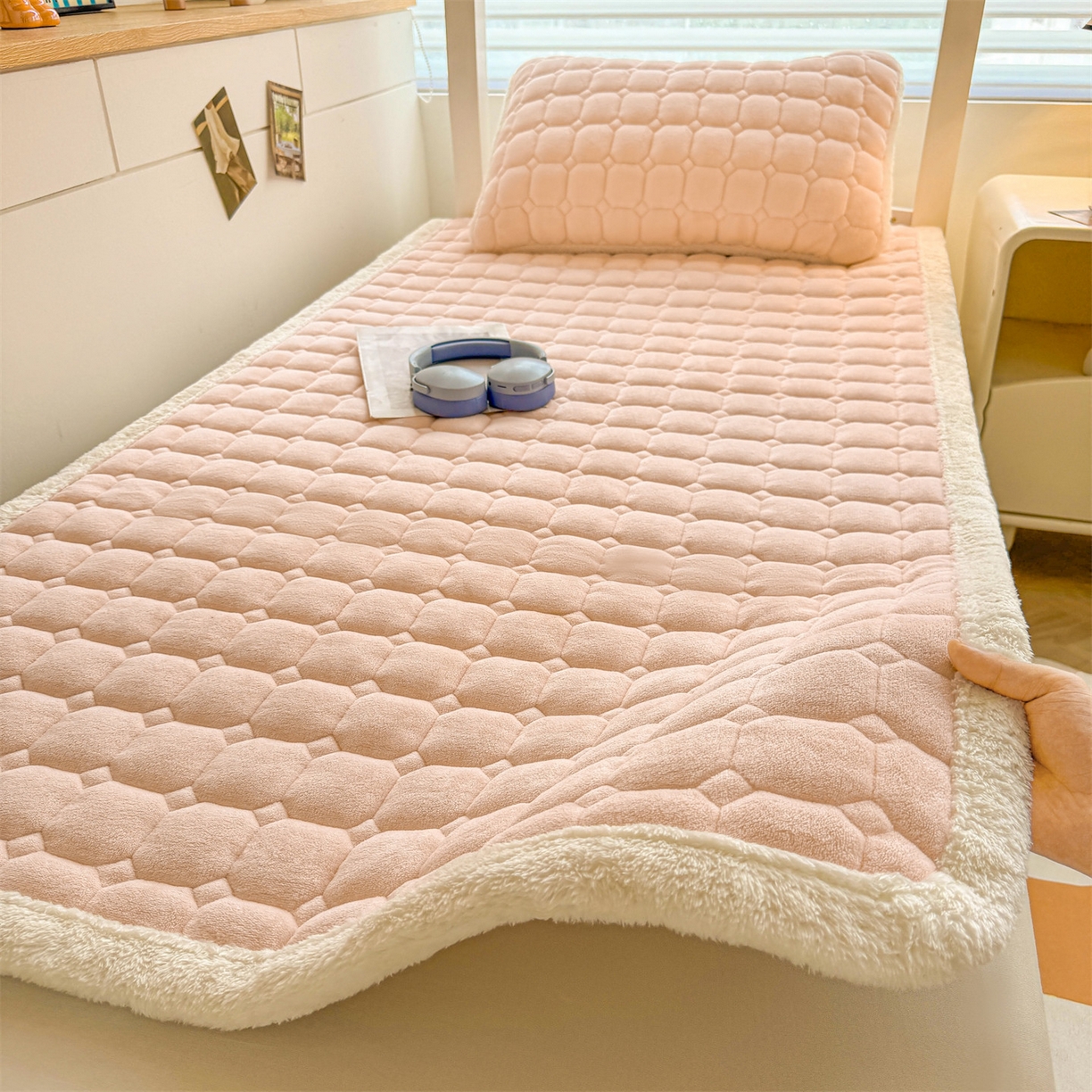 91家纺网 家纺一手货源 找家纺 雯豆家纺 雯豆2025冬季新品牛奶绒床垫床护垫学生上下铺床褥子纯色绒垫子牛奶绒床褥-玉颜粉