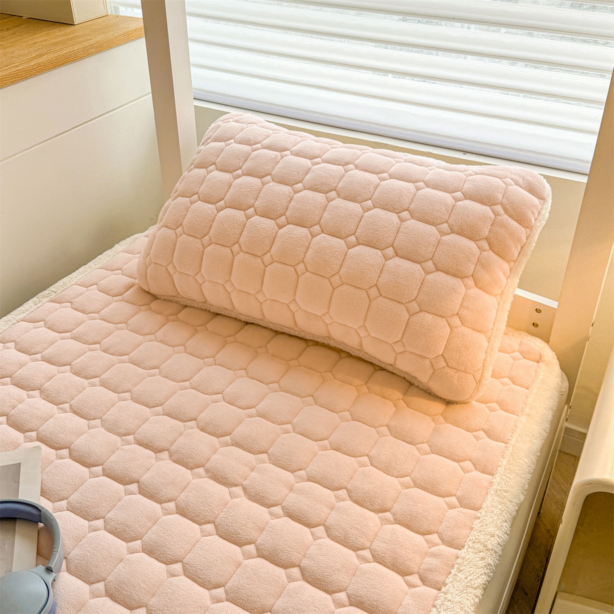 91家纺网 家纺一手货源 找家纺 雯豆家纺 雯豆2025冬季新品牛奶绒床垫床护垫学生上下铺床褥子纯色绒垫子牛奶绒床褥-玉颜粉