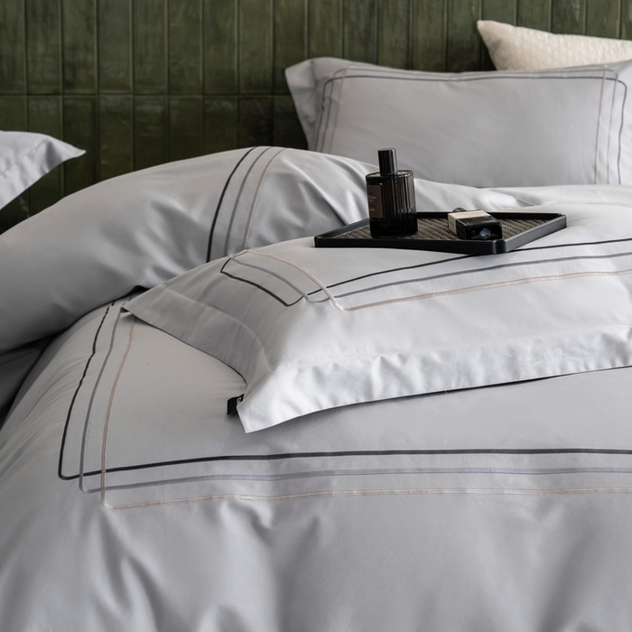 91家纺网 家纺一手货源 找家纺 卡姿家纺 2025秋冬60支长绒棉意式轻奢刺绣四件套-菲克 菲克灰