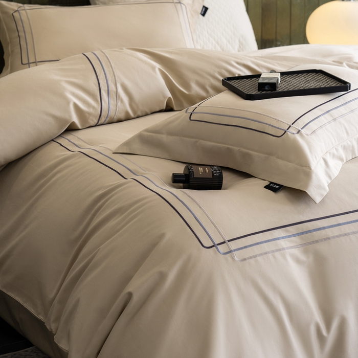 91家纺网 家纺一手货源 找家纺 卡姿家纺 2025秋冬60支长绒棉意式轻奢刺绣四件套-菲克 菲克森驼