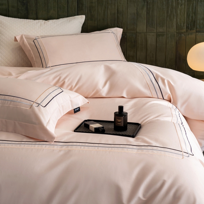 91家纺网 家纺一手货源 找家纺 卡姿家纺 2025秋冬60支长绒棉意式轻奢刺绣四件套-菲克 菲克雅灰粉