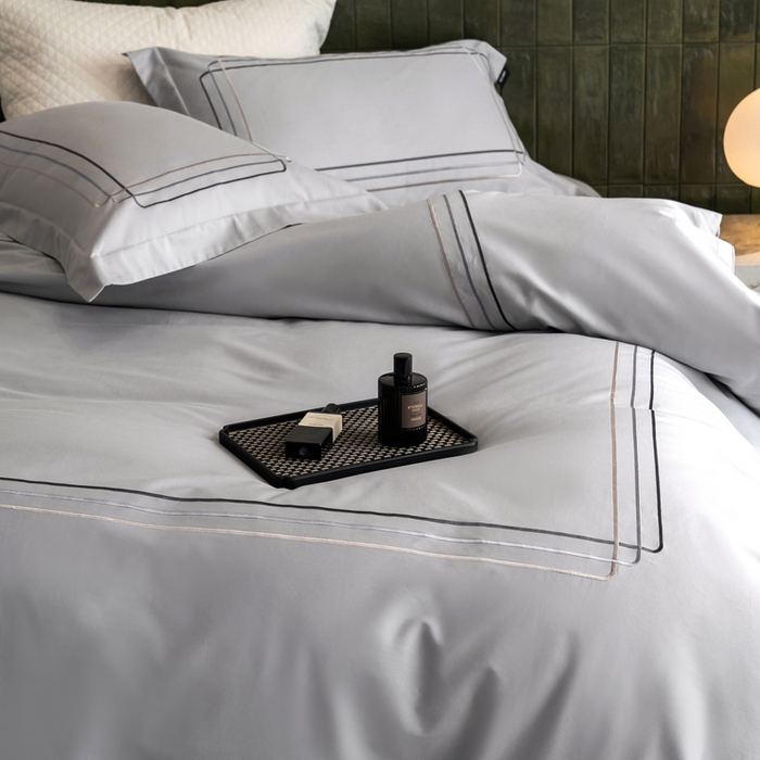 91家纺网 家纺一手货源 找家纺 卡姿家纺 2025秋冬60支长绒棉意式轻奢刺绣四件套-菲克 菲克灰