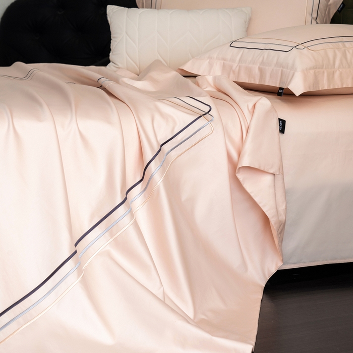 91家纺网 家纺一手货源 找家纺 卡姿家纺 2025秋冬60支长绒棉意式轻奢刺绣四件套-菲克 菲克雅灰粉