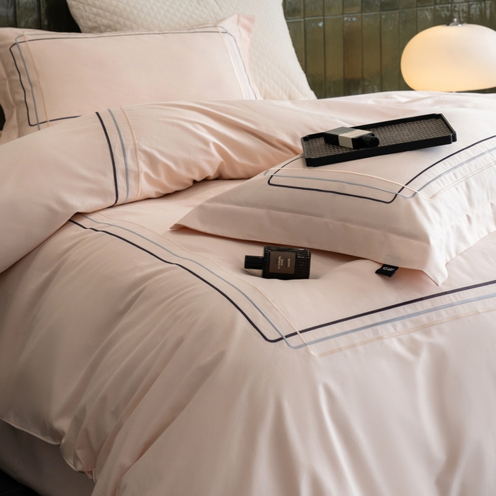 91家纺网 家纺一手货源 找家纺 卡姿家纺 2025秋冬60支长绒棉意式轻奢刺绣四件套-菲克 菲克雅灰粉