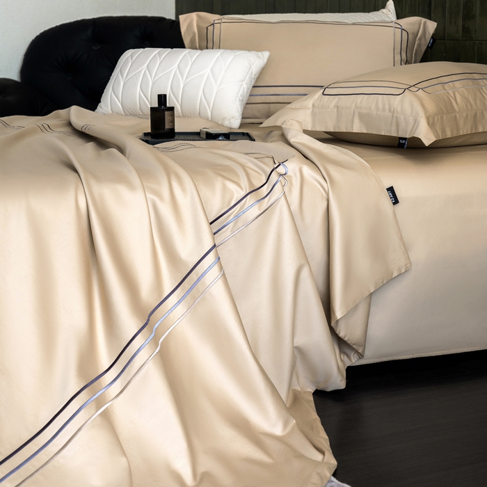 91家纺网 家纺一手货源 找家纺 卡姿家纺 2025秋冬60支长绒棉意式轻奢刺绣四件套-菲克 菲克森驼