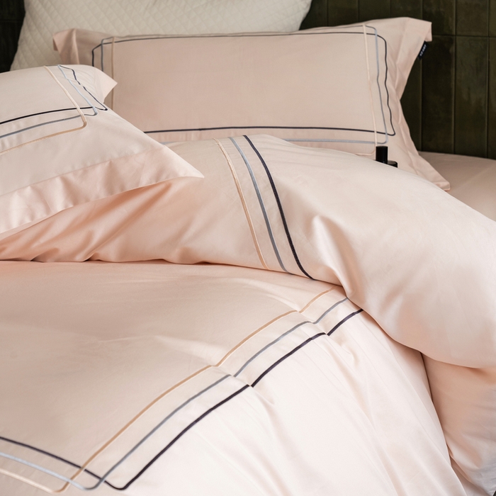 91家纺网 家纺一手货源 找家纺 卡姿家纺 2025秋冬60支长绒棉意式轻奢刺绣四件套-菲克 菲克雅灰粉