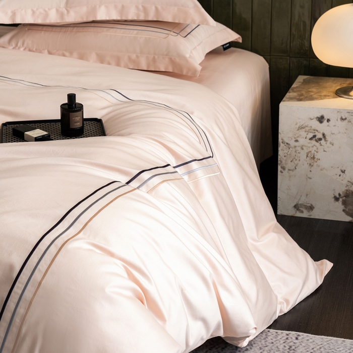 91家纺网 家纺一手货源 找家纺 卡姿家纺 2025秋冬60支长绒棉意式轻奢刺绣四件套-菲克 菲克雅灰粉