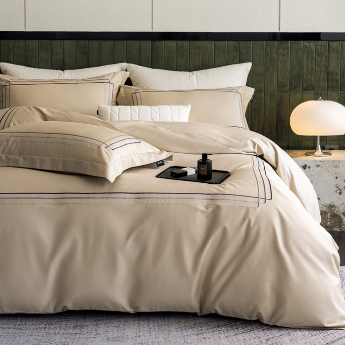 91家纺网 家纺一手货源 找家纺 卡姿家纺 2025秋冬60支长绒棉意式轻奢刺绣四件套-菲克 菲克森驼