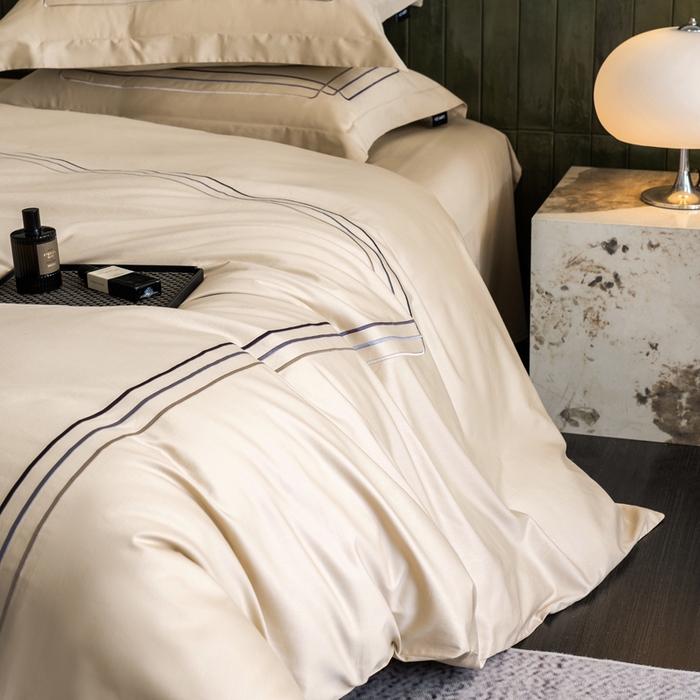 91家纺网 家纺一手货源 找家纺 卡姿家纺 2025秋冬60支长绒棉意式轻奢刺绣四件套-菲克 菲克森驼