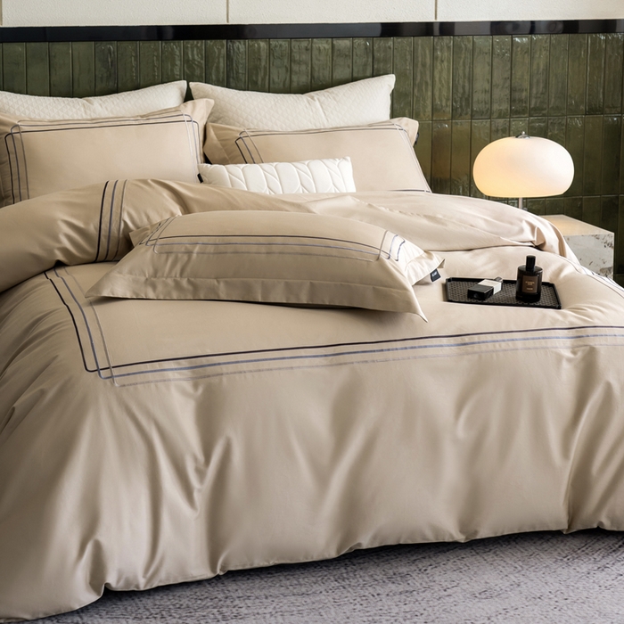 91家纺网 家纺一手货源 找家纺 卡姿家纺 2025秋冬60支长绒棉意式轻奢刺绣四件套-菲克 菲克森驼