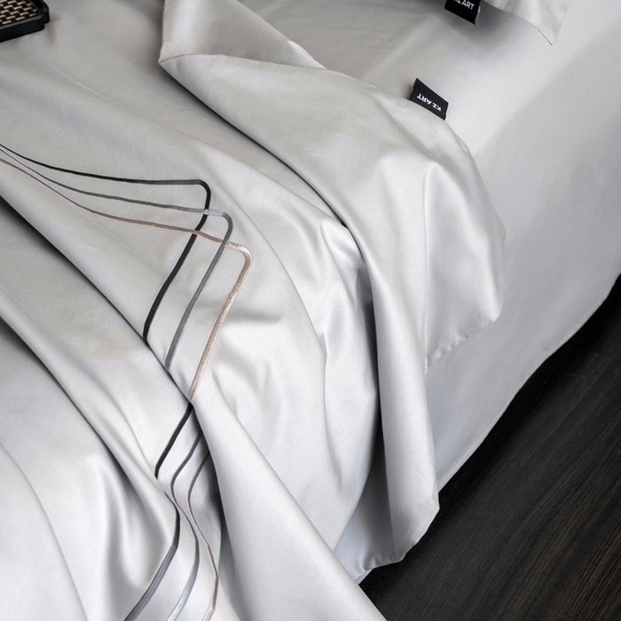 91家纺网 家纺一手货源 找家纺 卡姿家纺 2025秋冬60支长绒棉意式轻奢刺绣四件套-菲克 菲克灰