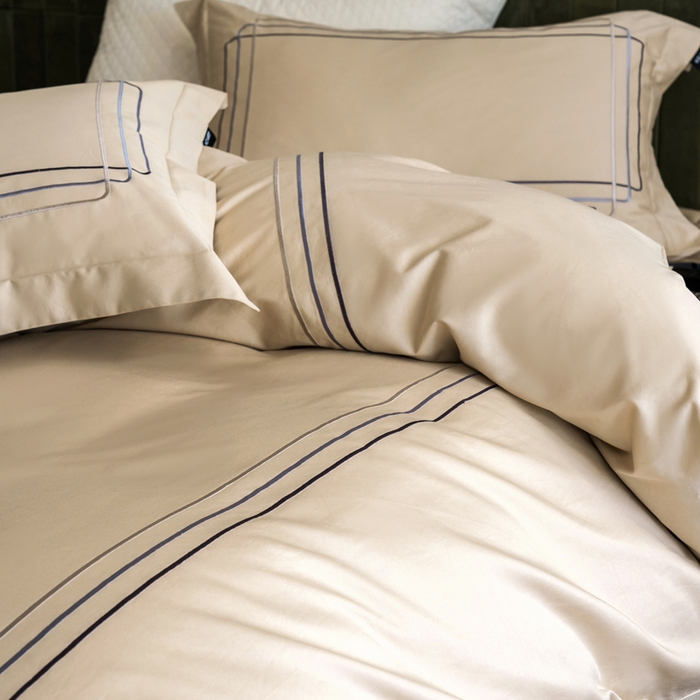 91家纺网 家纺一手货源 找家纺 卡姿家纺 2025秋冬60支长绒棉意式轻奢刺绣四件套-菲克 菲克森驼