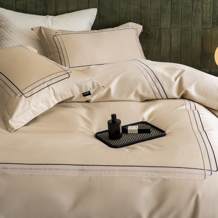 91家纺网 家纺一手货源 找家纺 卡姿家纺 2025秋冬60支长绒棉意式轻奢刺绣四件套-菲克 菲克森驼