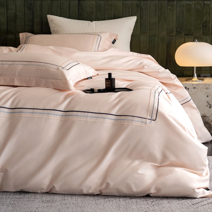 91家纺网 家纺一手货源 找家纺 卡姿家纺 2025秋冬60支长绒棉意式轻奢刺绣四件套-菲克 菲克雅灰粉