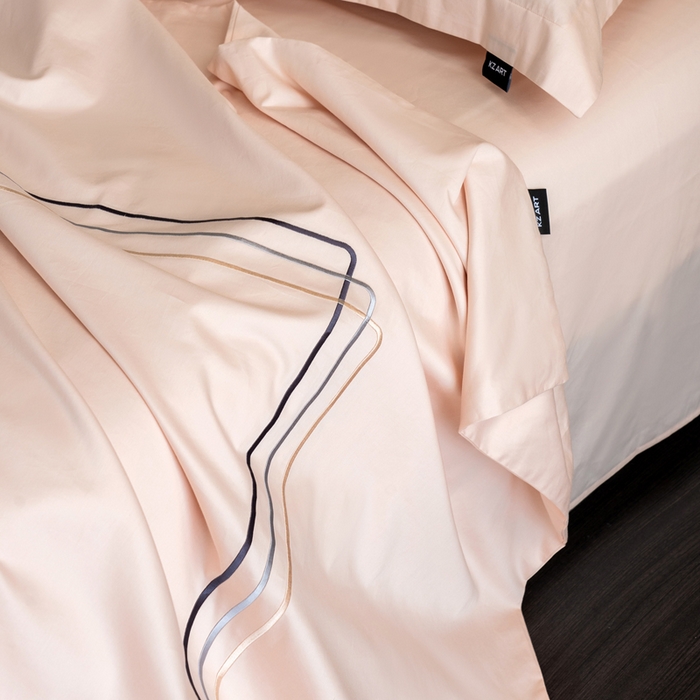 91家纺网 家纺一手货源 找家纺 卡姿家纺 2025秋冬60支长绒棉意式轻奢刺绣四件套-菲克 菲克雅灰粉