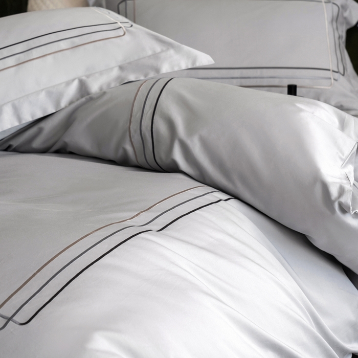 91家纺网 家纺一手货源 找家纺 卡姿家纺 2025秋冬60支长绒棉意式轻奢刺绣四件套-菲克 菲克灰