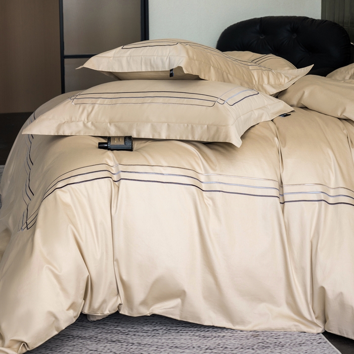 91家纺网 家纺一手货源 找家纺 卡姿家纺 2025秋冬60支长绒棉意式轻奢刺绣四件套-菲克 菲克森驼