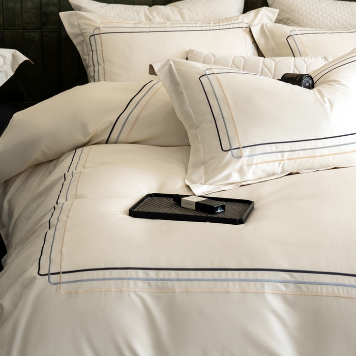 91家纺网 家纺一手货源 找家纺 卡姿家纺 2025秋冬60支长绒棉意式轻奢刺绣四件套-菲克 菲克奶油白